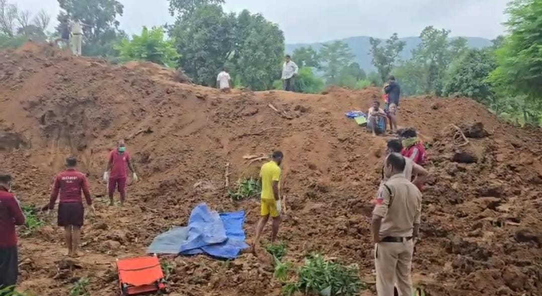 कोरबा में कुआं धंसने की घटना, 26 घंटे बाद 3 शव निकाले गए कोरबा में कुआं धंसने की घटना, 26 घंटे बाद 3 शव निकाले गए