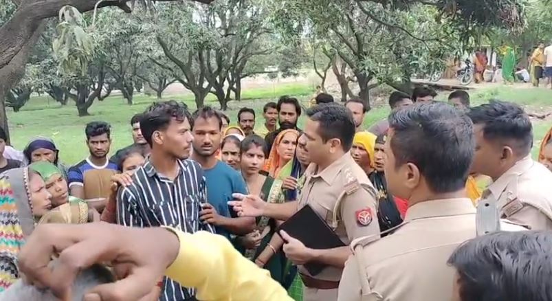 घटना के बाद हंगामा करते परिवार को समझाते पुलिस अफसर घटना के बाद हंगामा करते परिवार को समझाते पुलिस अफसर