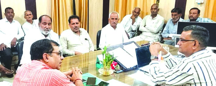विद्युत अधिकारियों से वार्ता करते हुए विद्युत अधिकारियों से वार्ता करते हुए