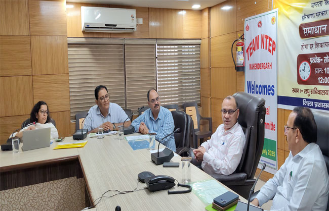 टीबी मुक्त अभियान को लेकर बैठक लेते डीसी डॉ विवेक भारती। टीबी मुक्त अभियान को लेकर बैठक लेते डीसी डॉ विवेक भारती।