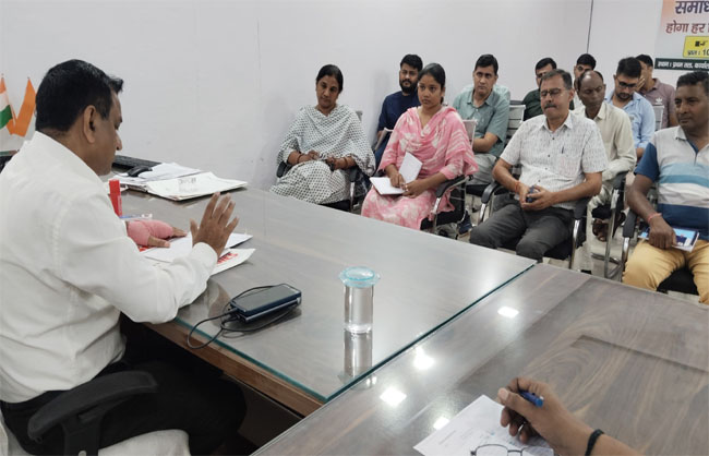 स्वतंत्रता दिवस समारोह के संबंध में बैठक लेते एसडीएम उदय सिंह। स्वतंत्रता दिवस समारोह के संबंध में बैठक लेते एसडीएम उदय सिंह।