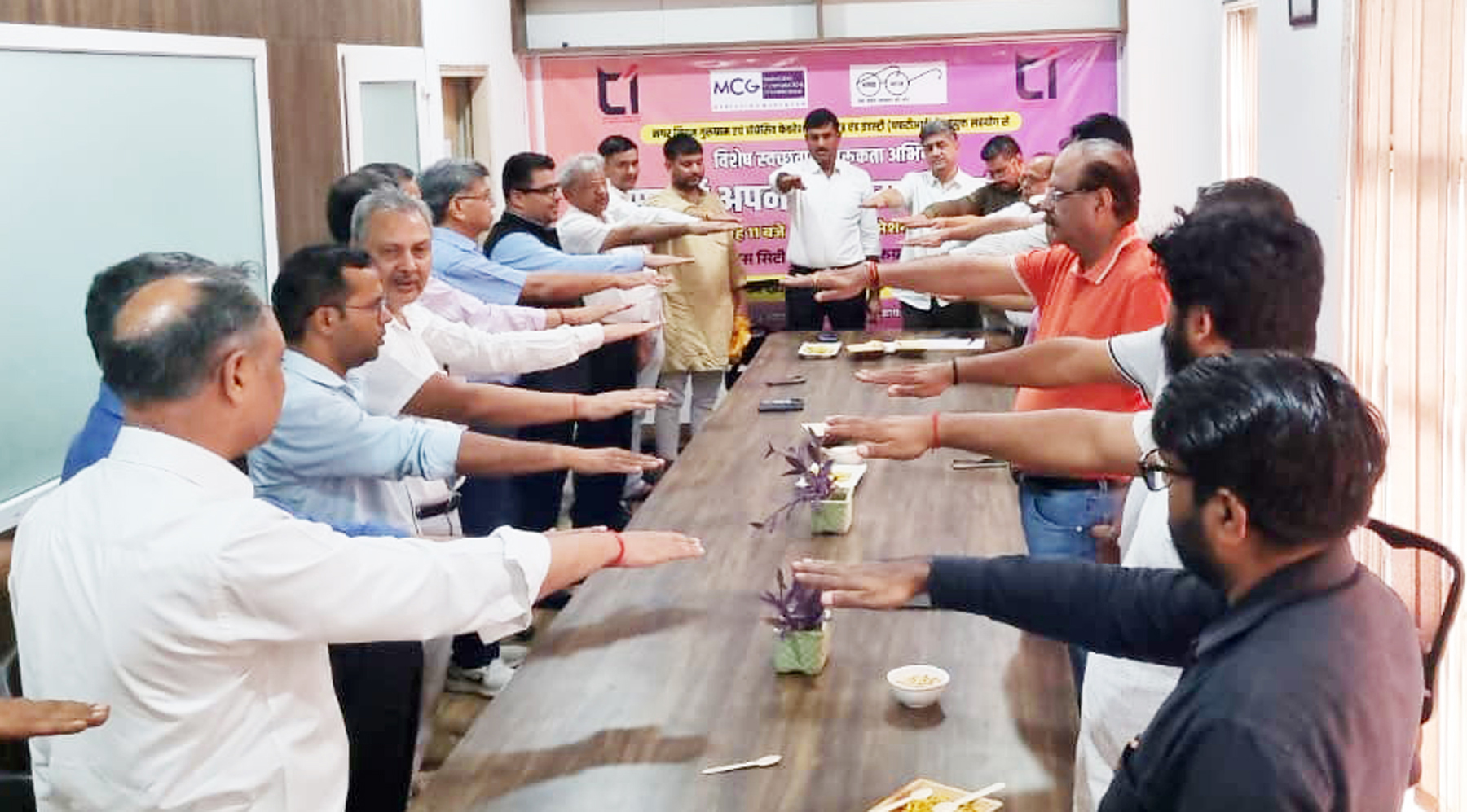 सेक्टर-37 में प्रोग्रेसिव फेडरेशन ऑफ ट्रेड एंड इंडस्ट्रीज के साथ कार्यक्रम में स्वच्छता की शपथ दिलाते संयुक्त आयुक्त डा. नरेश कुमार। सेक्टर-37 में प्रोग्रेसिव फेडरेशन ऑफ ट्रेड एंड इंडस्ट्रीज के साथ कार्यक्रम में स्वच्छता की शपथ दिलाते संयुक्त आयुक्त डा. नरेश कुमार।