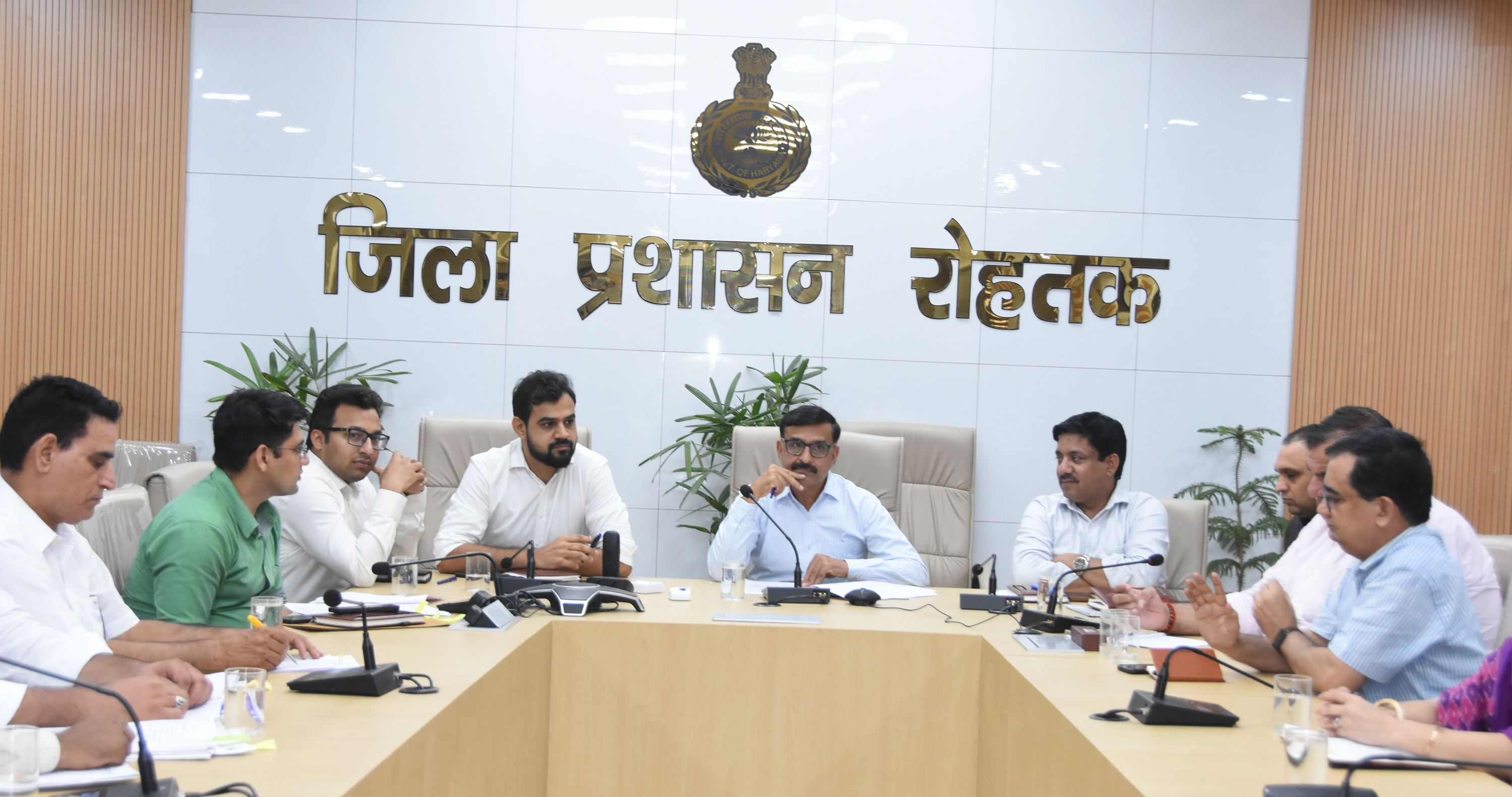 खेल महाकुंभ को लेकर अधिकारियों की बैठक लेते डीसी धमेंद्र सिंह।