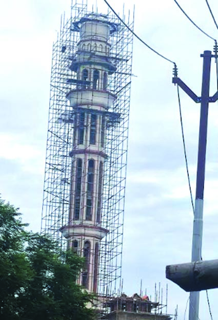 निर्माणाधीन मस्जिद की मीनार