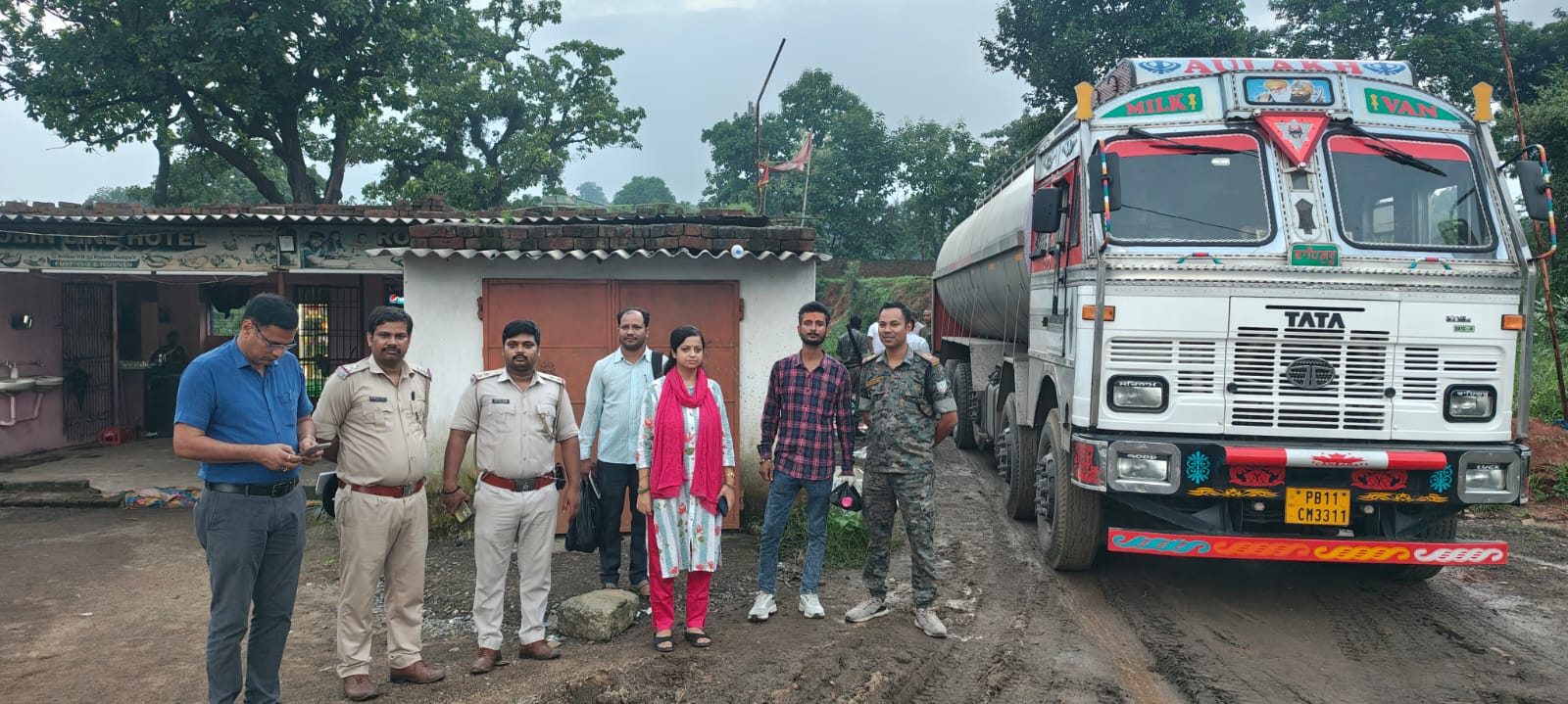 रॉबिन होटल में जप्त किया गया दूध का टैंकर रॉबिन होटल में जप्त किया गया दूध का टैंकर
