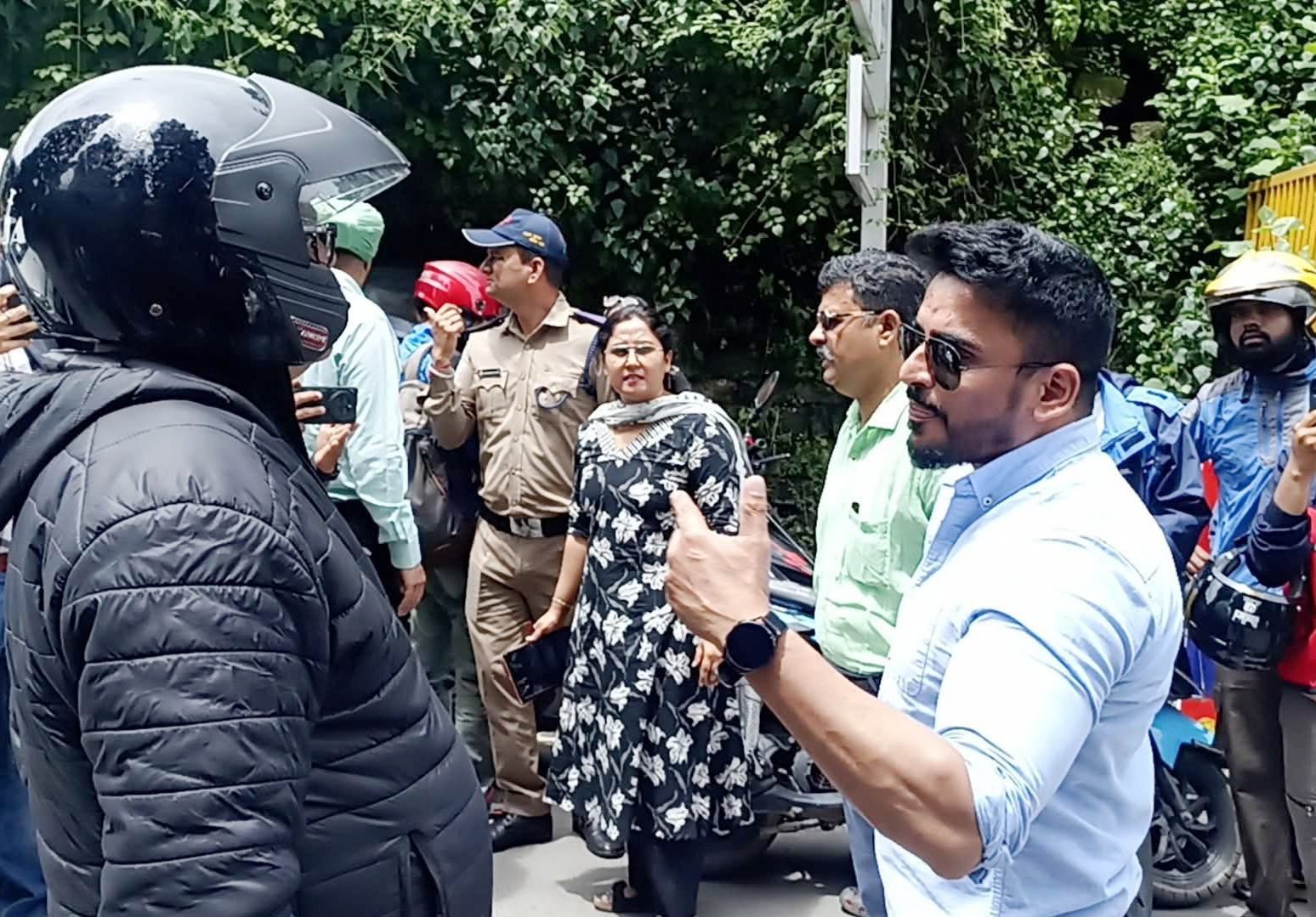 बुधवार को नगर में दोपहिया बाइक टैक्सियों के विरुद्ध अभियान चलाते प्रशासनिक अधिकारी। बुधवार को नगर में दोपहिया बाइक टैक्सियों के विरुद्ध अभियान चलाते प्रशासनिक अधिकारी।