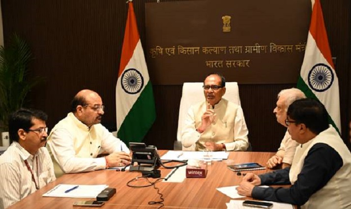 केन्द्रीय कृषि और किसान कल्याण मंत्री शिवराज चौहान बैठक में भाग लेते हुए केन्द्रीय कृषि और किसान कल्याण मंत्री शिवराज चौहान बैठक में भाग लेते हुए