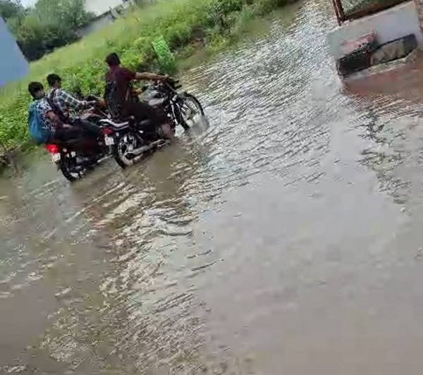 सांई आर्या कालोनी में घुटने भर पानी सांई आर्या कालोनी में घुटने भर पानी