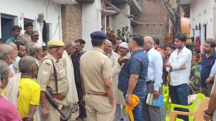 विवाहिता के फांसी लगाने पर परिजनों ने काटा हंगामा विवाहिता के फांसी लगाने पर परिजनों ने काटा हंगामा