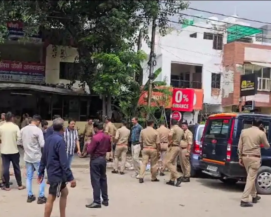 प्रदर्शन करते लोग प्रदर्शन करते लोग