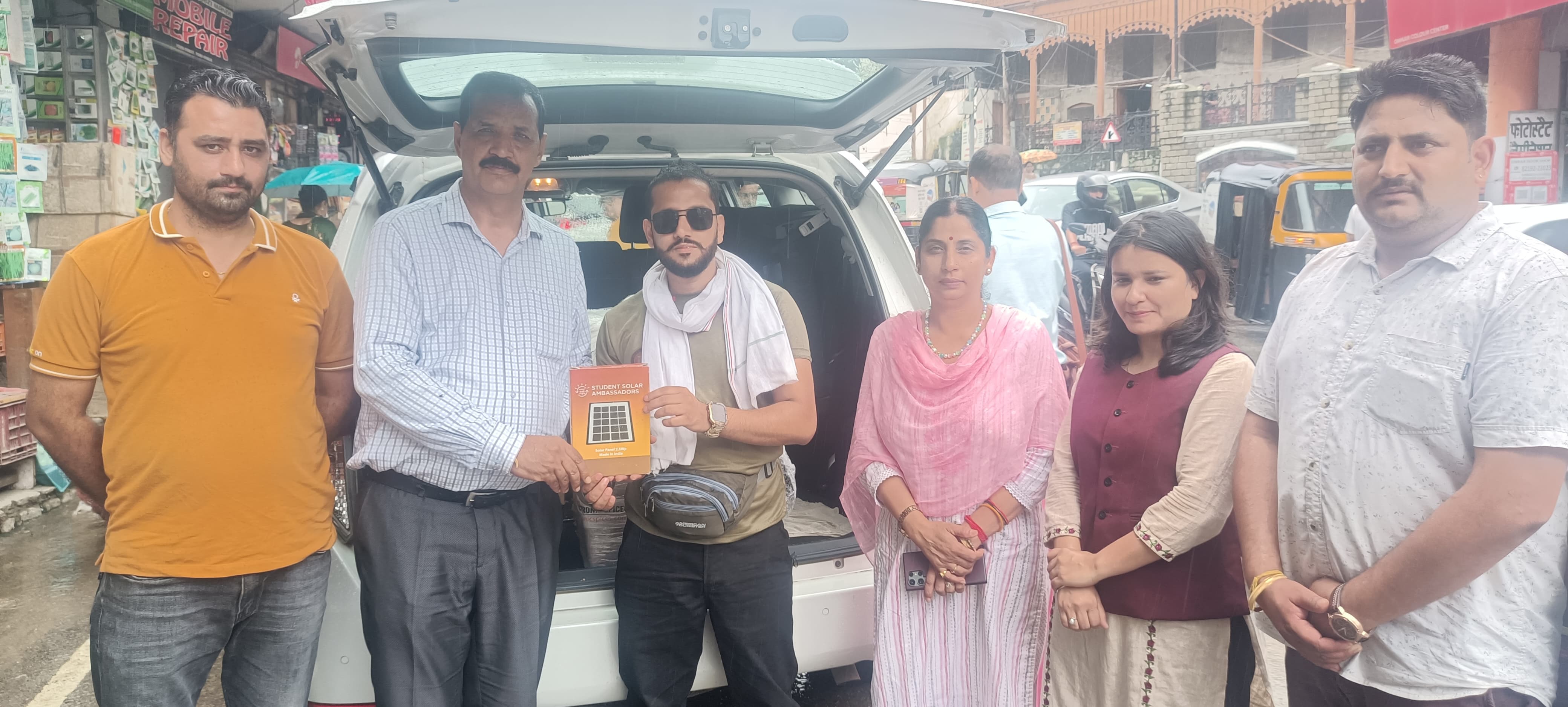 भाजपा जिलाध्यक्ष निहाल चंद शर्मा को 30 सोलर पैनल सराज आपदा प्रभावितों को सौंपते हुए। भाजपा जिलाध्यक्ष निहाल चंद शर्मा को 30 सोलर पैनल सराज आपदा प्रभावितों को सौंपते हुए।