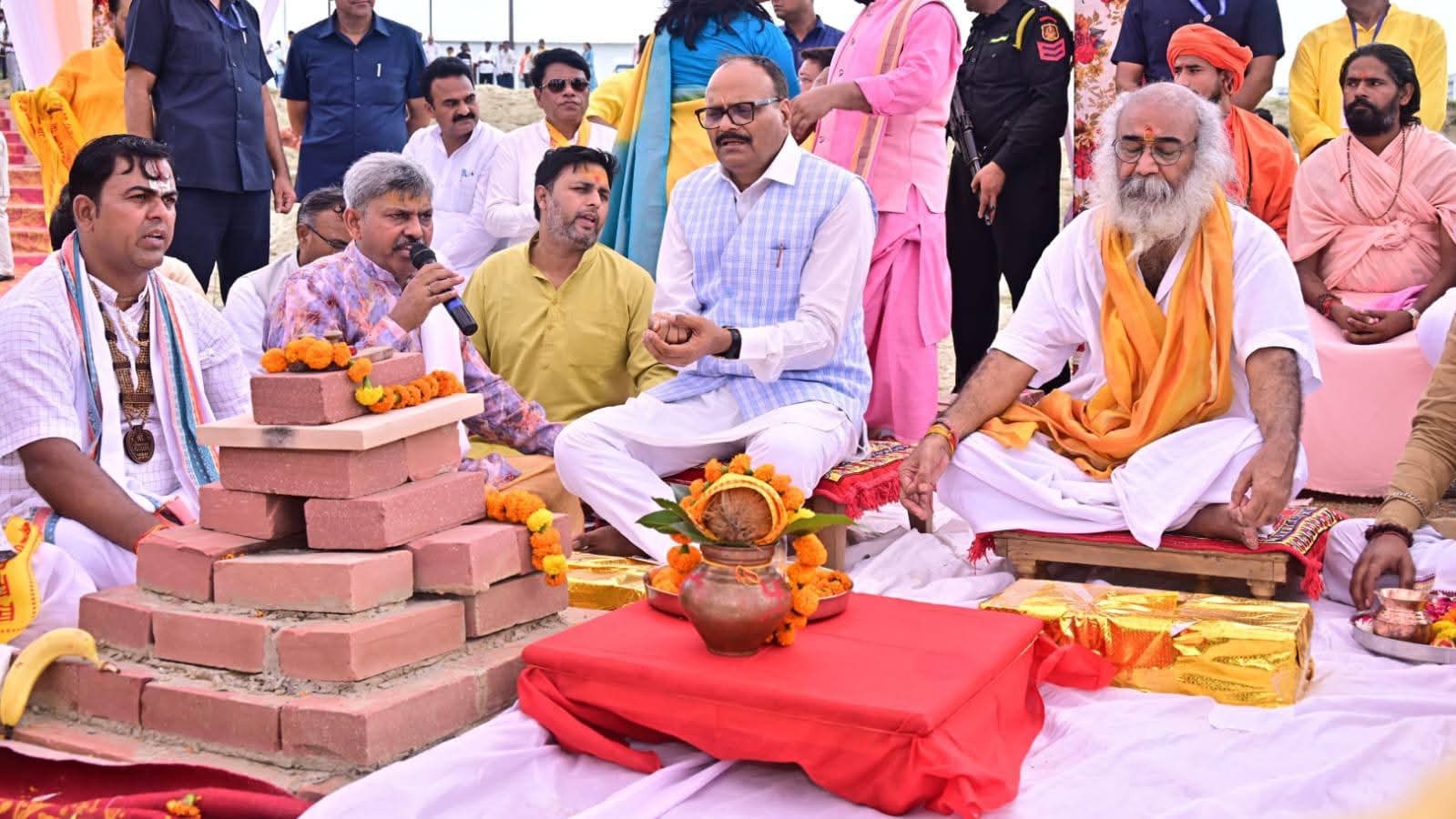 संभल के एंचोड़ा कल्कि धाम पहुंचे उपमुख्यमंत्री बृजेश पाठक गर्भगृह में शिला दान व पूजा-अर्चना करते हुए।