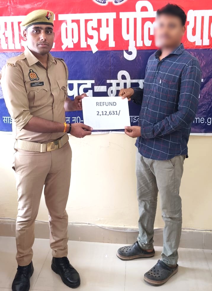 साइबर सेल के साथ पीड़ित। साइबर सेल के साथ पीड़ित।