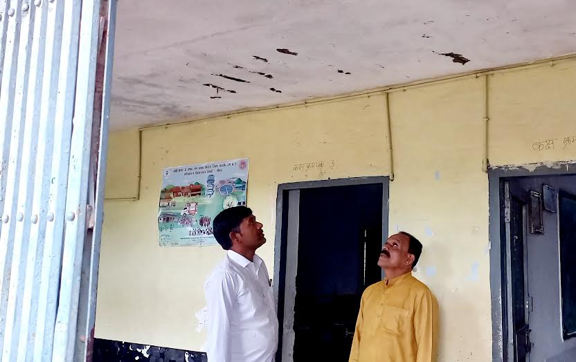 बही माध्यमिक विद्यालय भवन की छत हुई जर्जर, गिर रहा है प्लास्टर बही माध्यमिक विद्यालय भवन की छत हुई जर्जर, गिर रहा है प्लास्टर