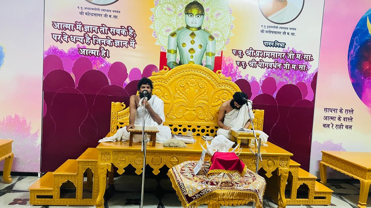 पार्श्वनाथ जिनालय में प्रवचन देते हुए संत प्रथम सागर। पार्श्वनाथ जिनालय में प्रवचन देते हुए संत प्रथम सागर।