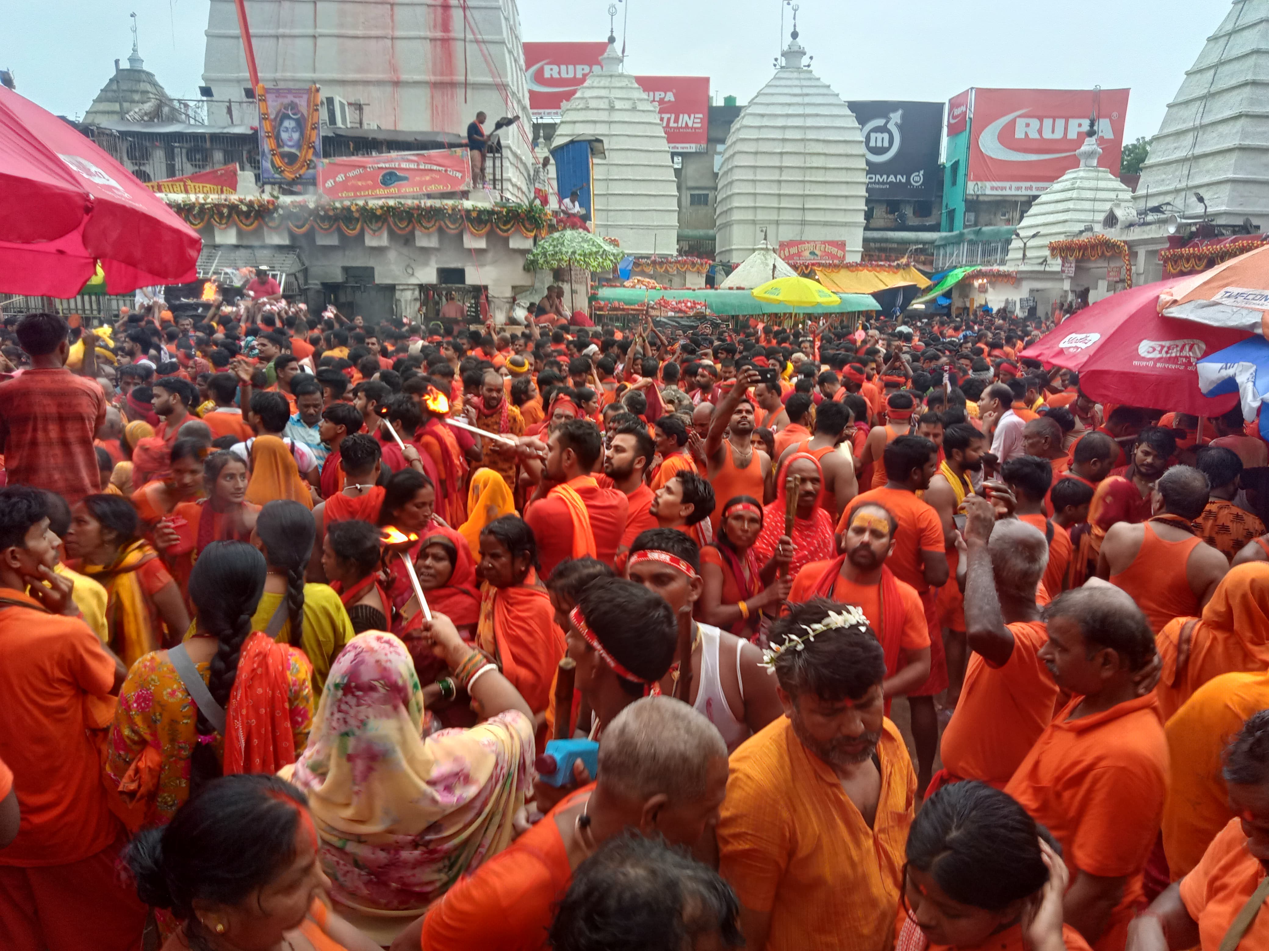 बाबा बैद्यनाथ धाम में श्रद्धालुओं की भीड़ बाबा बैद्यनाथ धाम में श्रद्धालुओं की भीड़