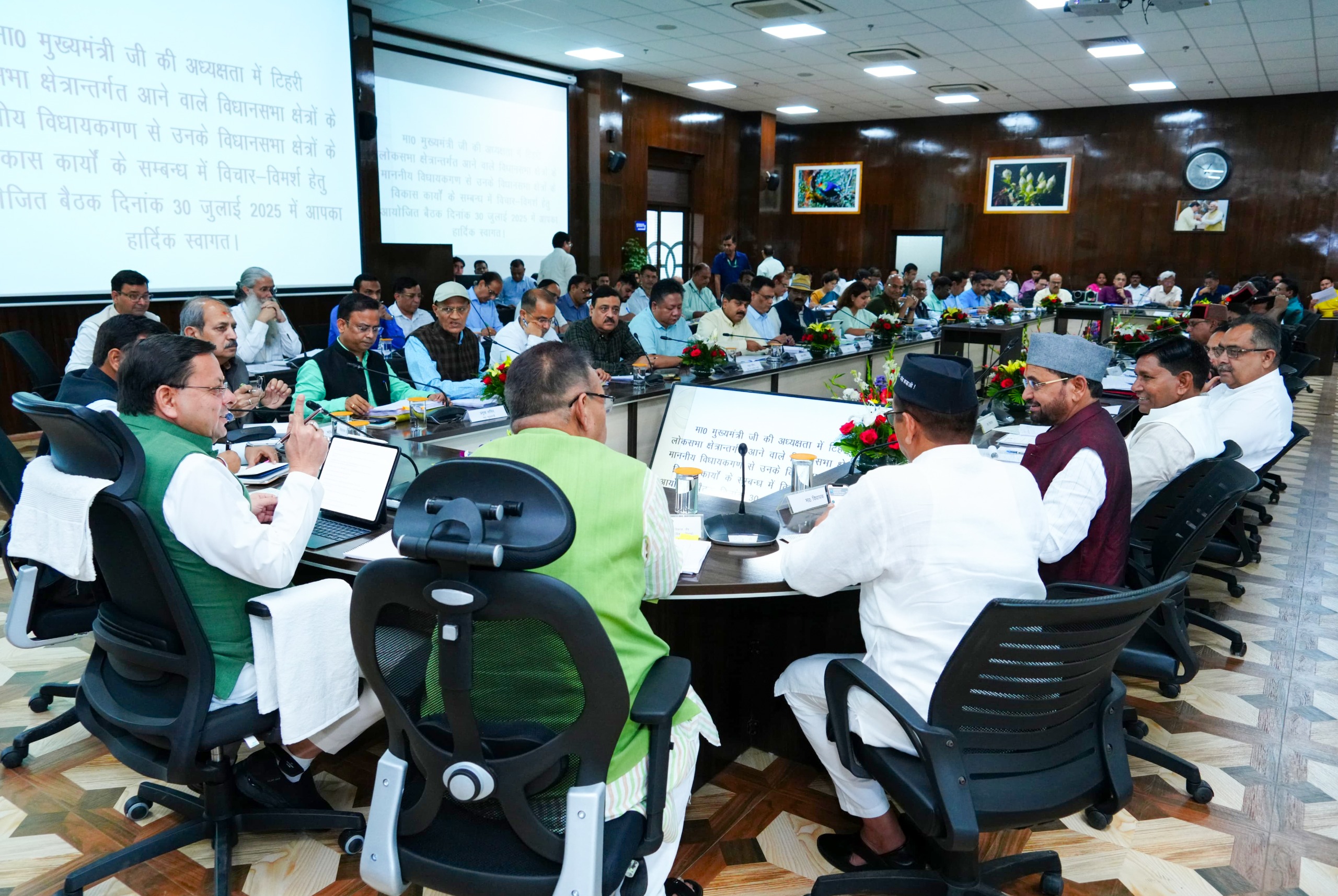 टिहरी लोकसभा क्षेत्र के अंतर्गत आने वाली विधानसभाओं की मुख्यमंत्री घोषणाओं और अन्य कार्यों की समीक्षा करते मुख्यमंत्री धामी टिहरी लोकसभा क्षेत्र के अंतर्गत आने वाली विधानसभाओं की मुख्यमंत्री घोषणाओं और अन्य कार्यों की समीक्षा करते मुख्यमंत्री धामी