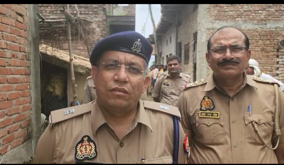 घटनास्थल पर मौजूद अपर पुलिस अधीक्षक नगर रितेश सिंह व अन्य।