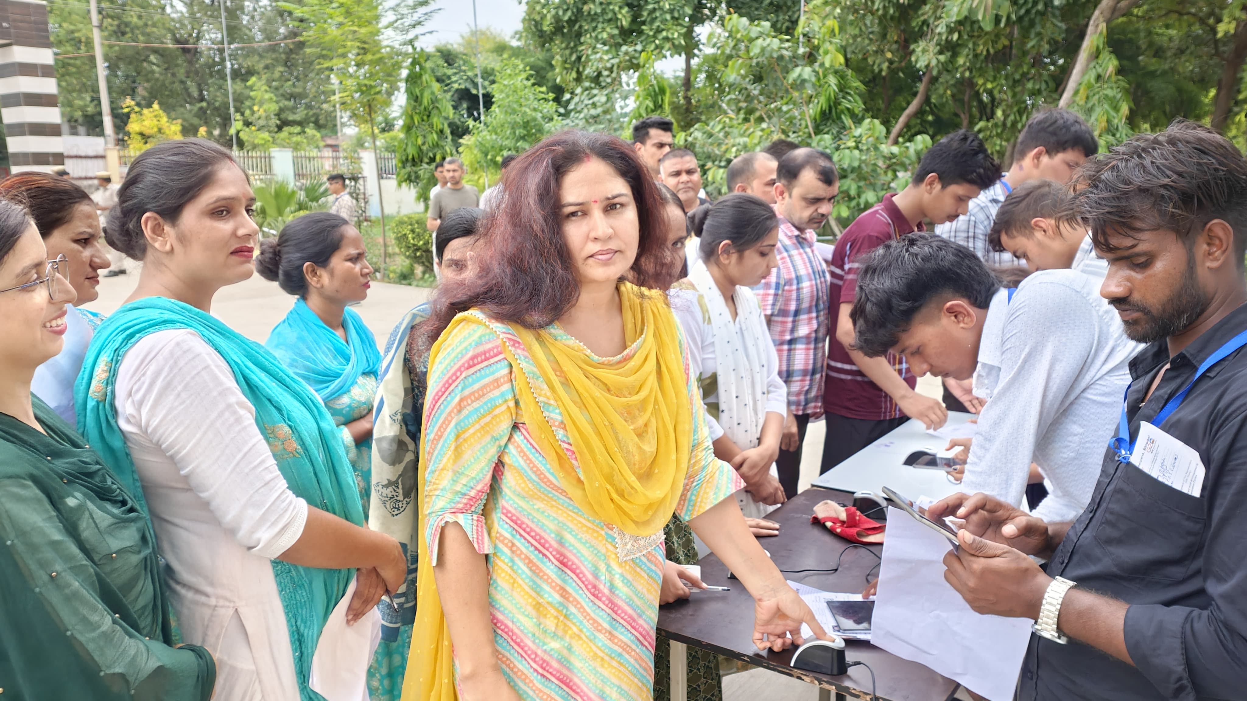 परीक्षार्थी की बायोमेट्रिक से जांच करते हुए। परीक्षार्थी की बायोमेट्रिक से जांच करते हुए।