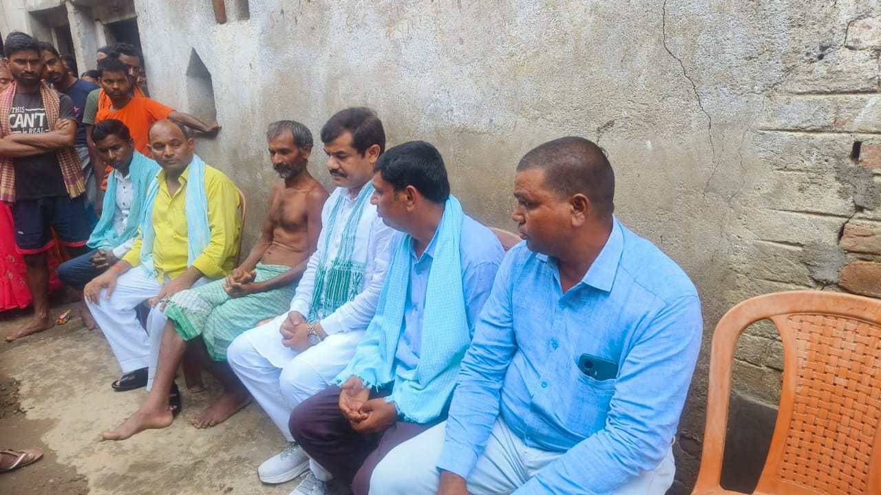 सांत्वना देते नेतागण सांत्वना देते नेतागण
