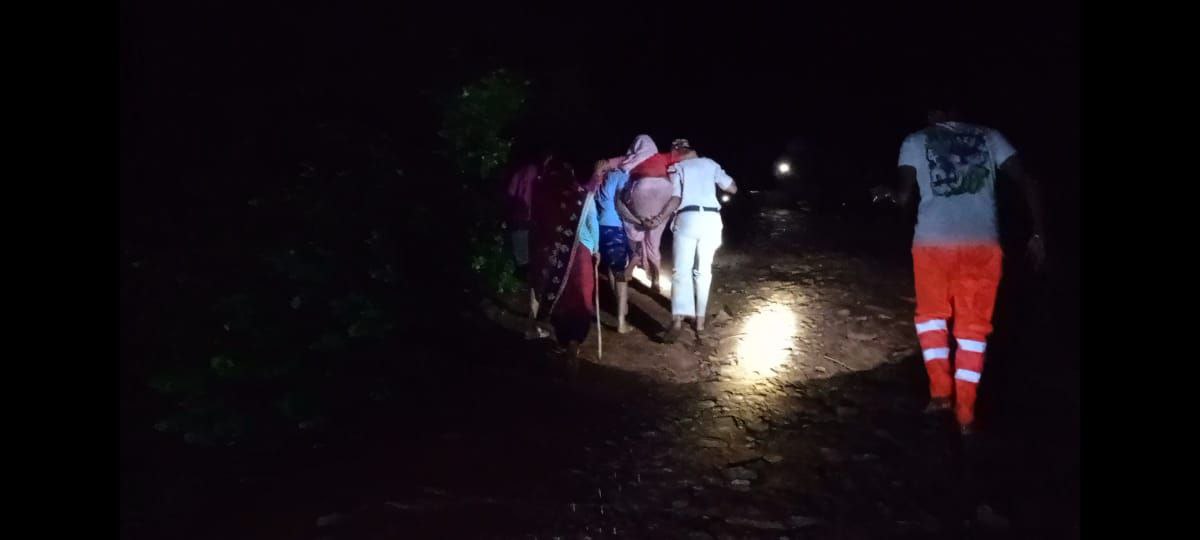 दमोह-बाढ में फंसे ग्राम सगोरिया में 179 लोगों का रेस्क्यू दमोह-बाढ में फंसे ग्राम सगोरिया में 179 लोगों का रेस्क्यू