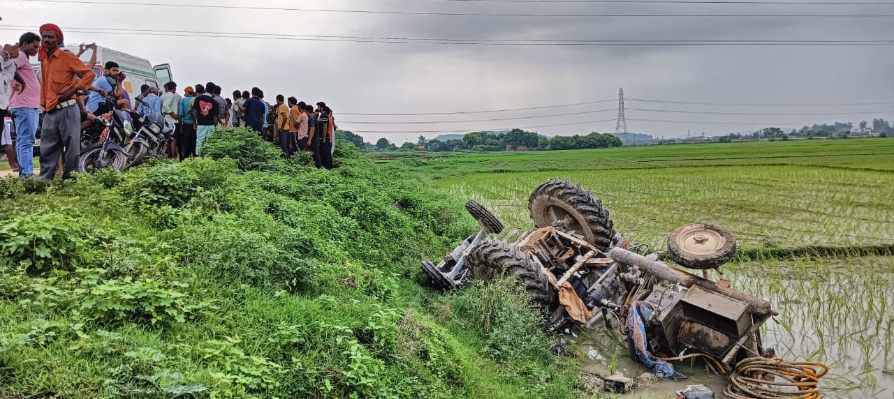 कंचनपुर गांव के समीप खेत में पलटा अनियंत्रित ट्रैक्टर। कंचनपुर गांव के समीप खेत में पलटा अनियंत्रित ट्रैक्टर।