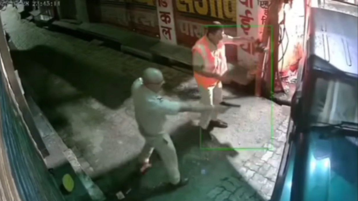 नाकाबंदी तोड़कर फरार हुए डोडा चूरा तस्कर, फायरिंग मांडल पुलिस का पीछा, सीसीटीवी फुटेज में कैद हुई वारदात नाकाबंदी तोड़कर फरार हुए डोडा चूरा तस्कर, फायरिंग मांडल पुलिस का पीछा, सीसीटीवी फुटेज में कैद हुई वारदात