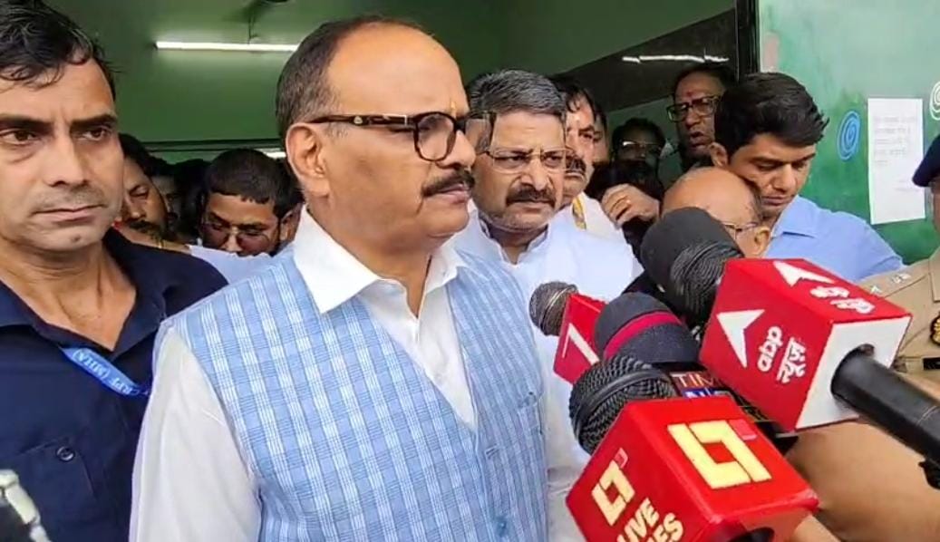 आढ़ती चेतन सैनी द्वारा आत्महत्या करने के बाद पोस्टमार्टम हाउस पहुंचे उपमुख्यमंत्री बृजेश पाठक पत्रकारों से वार्ता करते हुए। आढ़ती चेतन सैनी द्वारा आत्महत्या करने के बाद पोस्टमार्टम हाउस पहुंचे उपमुख्यमंत्री बृजेश पाठक पत्रकारों से वार्ता करते हुए।