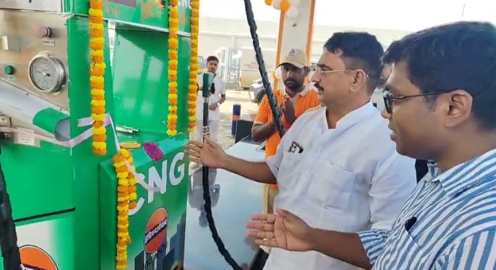 उद्धघाटन करते विधायक उद्धघाटन करते विधायक