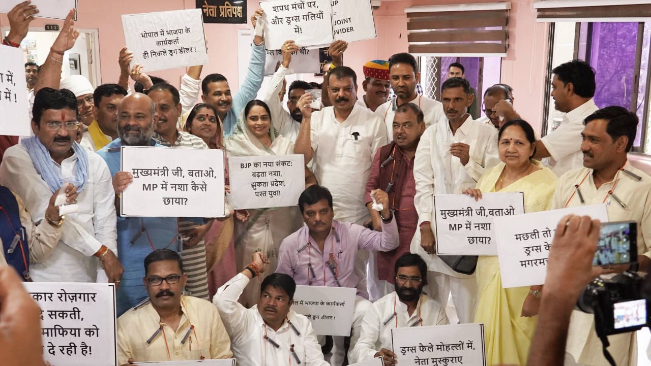 कांग्रेस विधायकदल ने इंजेक्शन और नकली ड्रग्स की सामग्री लेकर विरोध प्रदर्शन किया कांग्रेस विधायकदल ने इंजेक्शन और नकली ड्रग्स की सामग्री लेकर विरोध प्रदर्शन किया