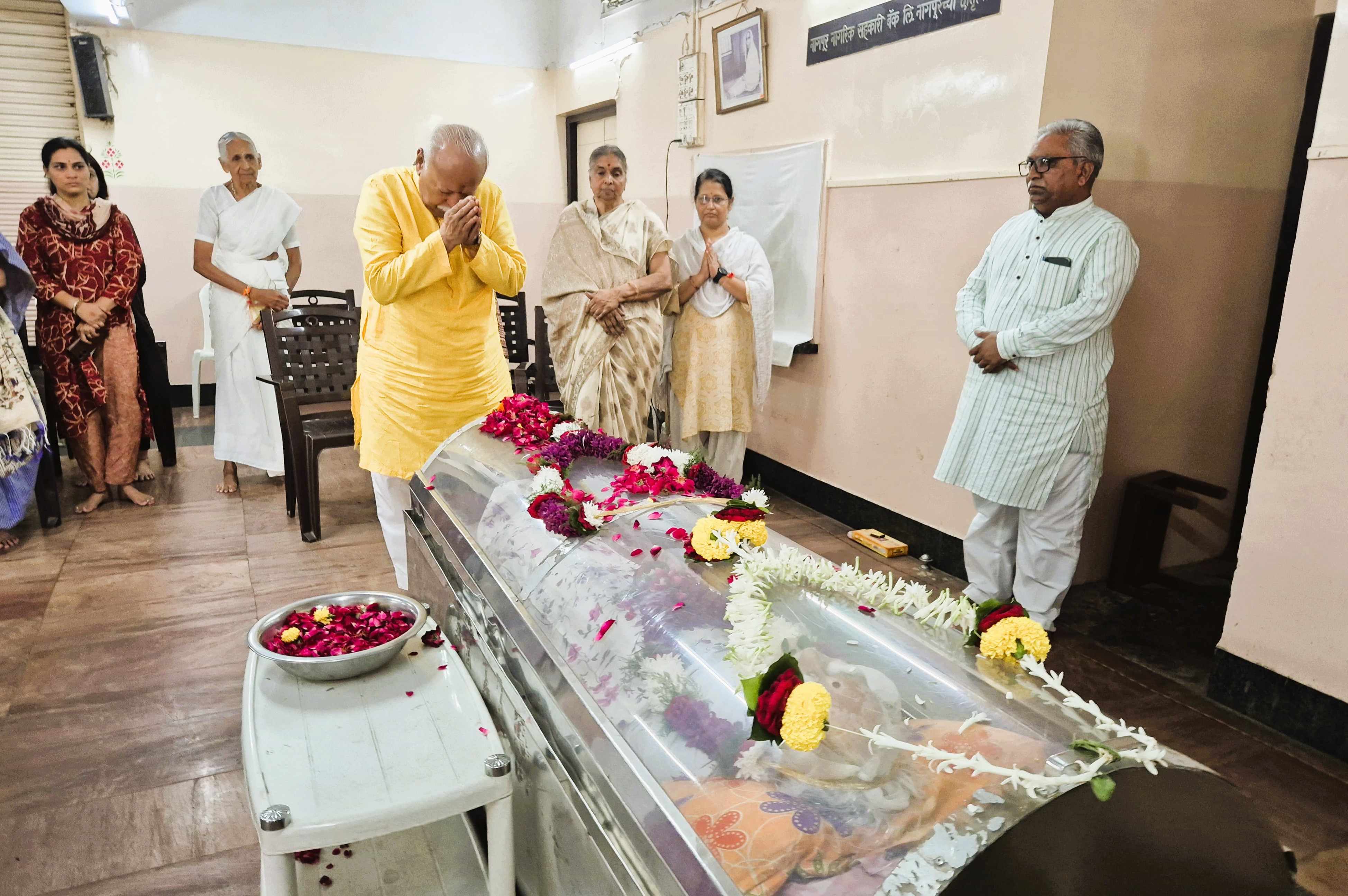 सरसंघचालक डॉ. मोहन भागवत स्वर्गीय प्रमिला ताई के पार्थिव को श्रद्धांजली देते हुए सरसंघचालक डॉ. मोहन भागवत स्वर्गीय प्रमिला ताई के पार्थिव को श्रद्धांजली देते हुए