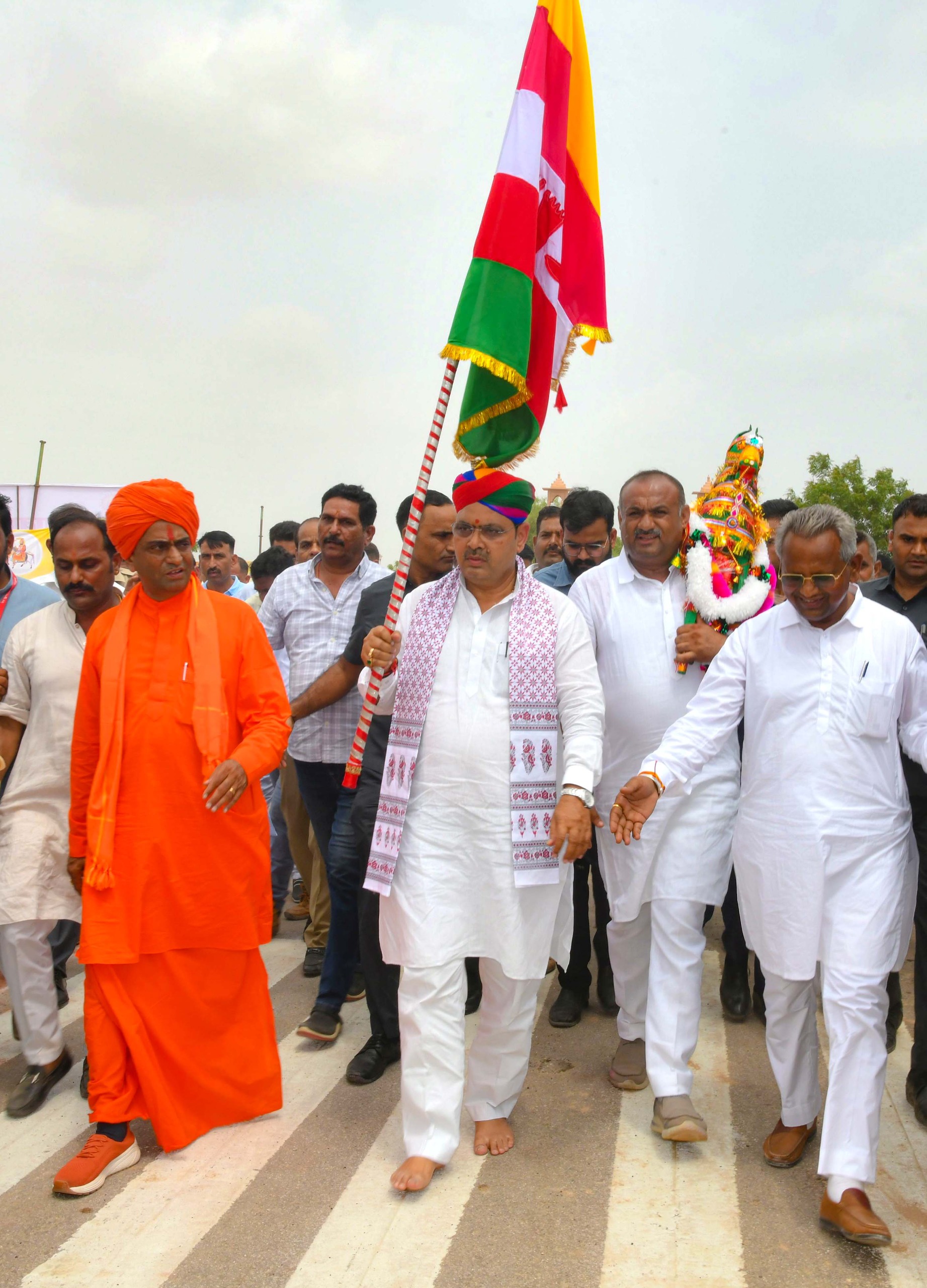 बाबा रामदेव पैनोरमा से बाबा रामदेव मंदिर तक पदयात्रा करते हुए मुख्यमंत्री भजनलाल शर्मा। बाबा रामदेव पैनोरमा से बाबा रामदेव मंदिर तक पदयात्रा करते हुए मुख्यमंत्री भजनलाल शर्मा।