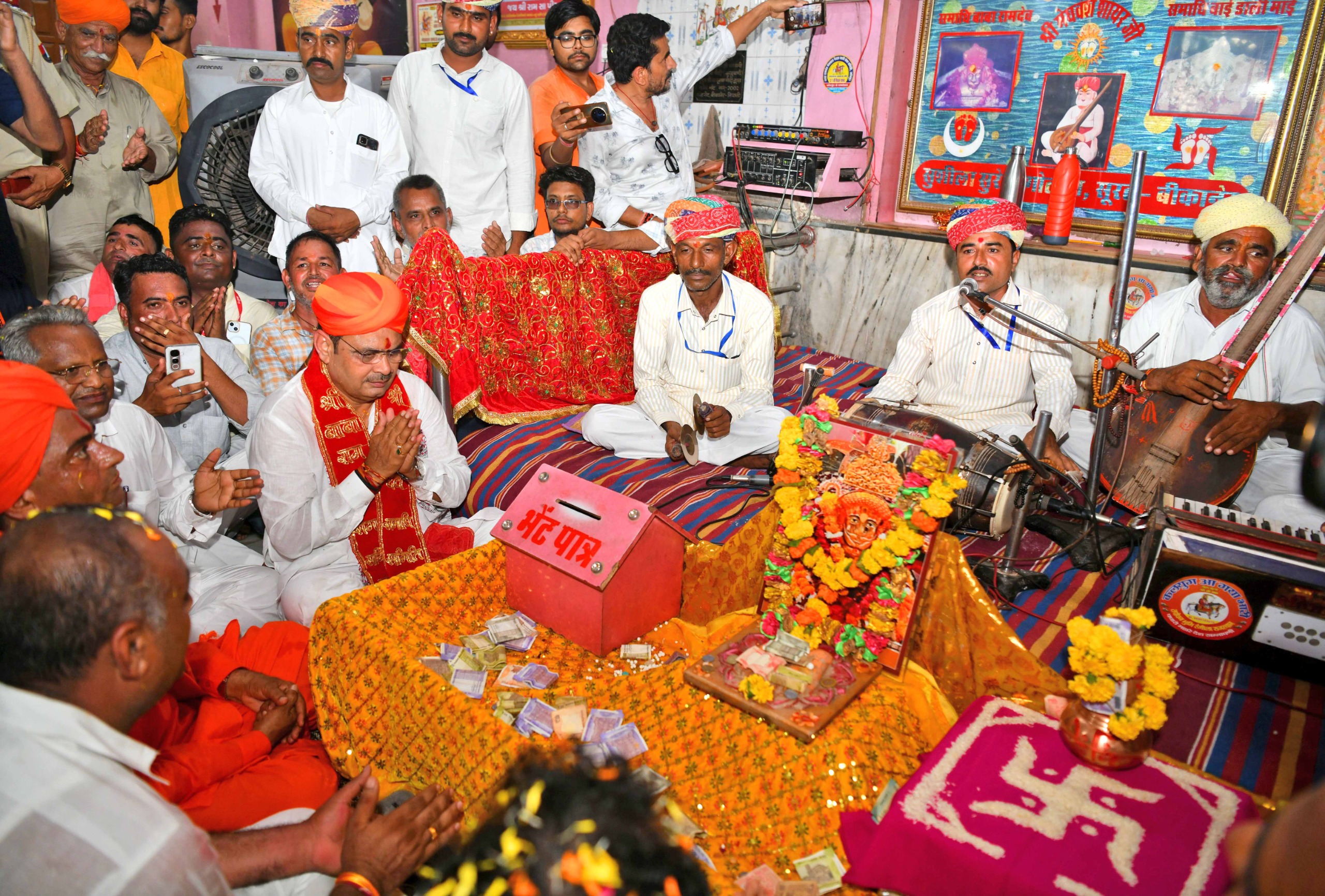 बाबा रामदेव मंदिर में पूजा अर्चना करते हुए सीएम भजनलाल शर्मा। बाबा रामदेव मंदिर में पूजा अर्चना करते हुए सीएम भजनलाल शर्मा।