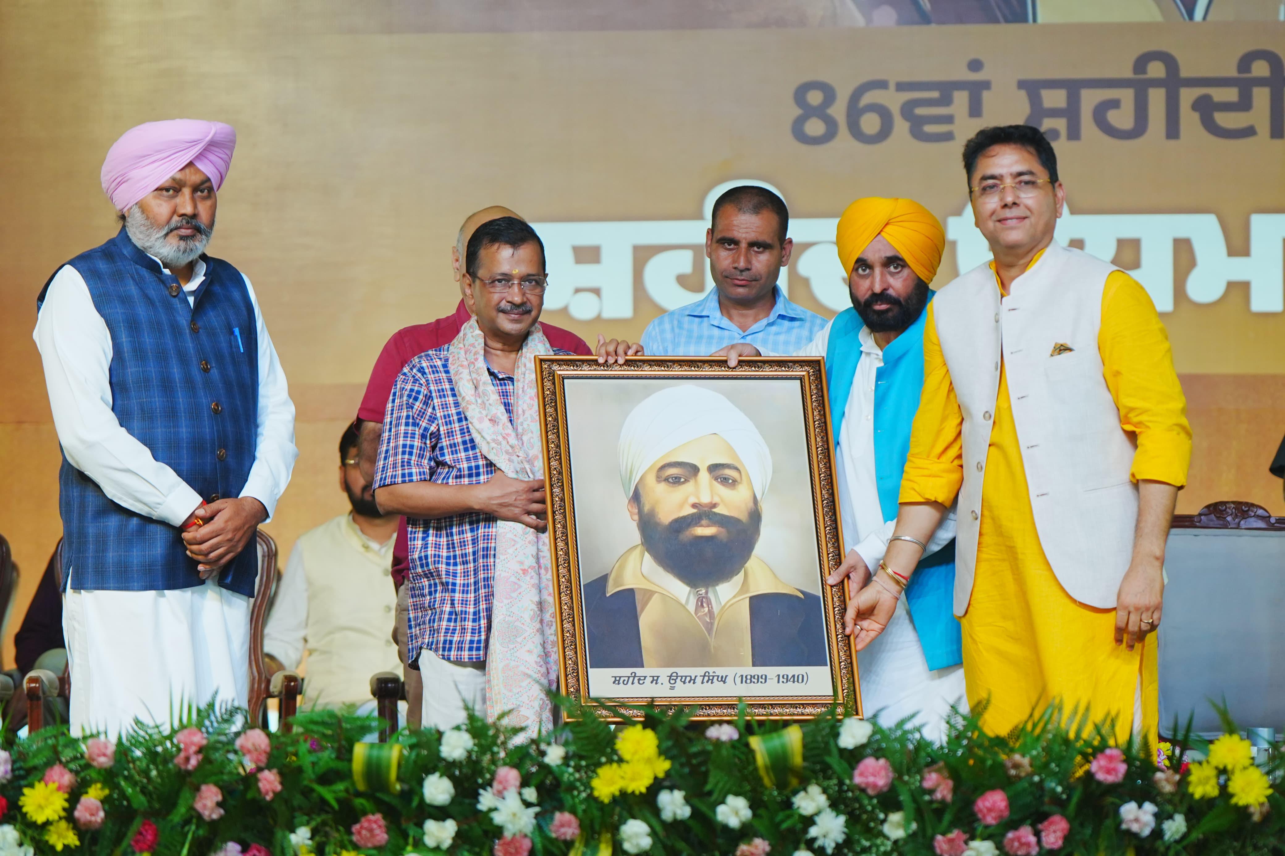 पंजाब के सुनाम में रैली में भाग अरविंद केजरीवाल व भगवंत मान पंजाब के सुनाम में रैली में भाग अरविंद केजरीवाल व भगवंत मान