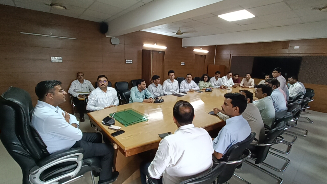 नवागत जिलाधिकारी दीपक मीणा कार्यभार ग्रहण कर की बैठक कहा शासन के मंशानुसार कार्यों का करे निस्तारण* नवागत जिलाधिकारी दीपक मीणा कार्यभार ग्रहण कर की बैठक कहा शासन के मंशानुसार कार्यों का करे निस्तारण*