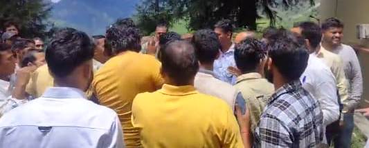 पोखरी में मतगणना स्थल पर ही इस तरह मचा बवाल। पोखरी में मतगणना स्थल पर ही इस तरह मचा बवाल।
