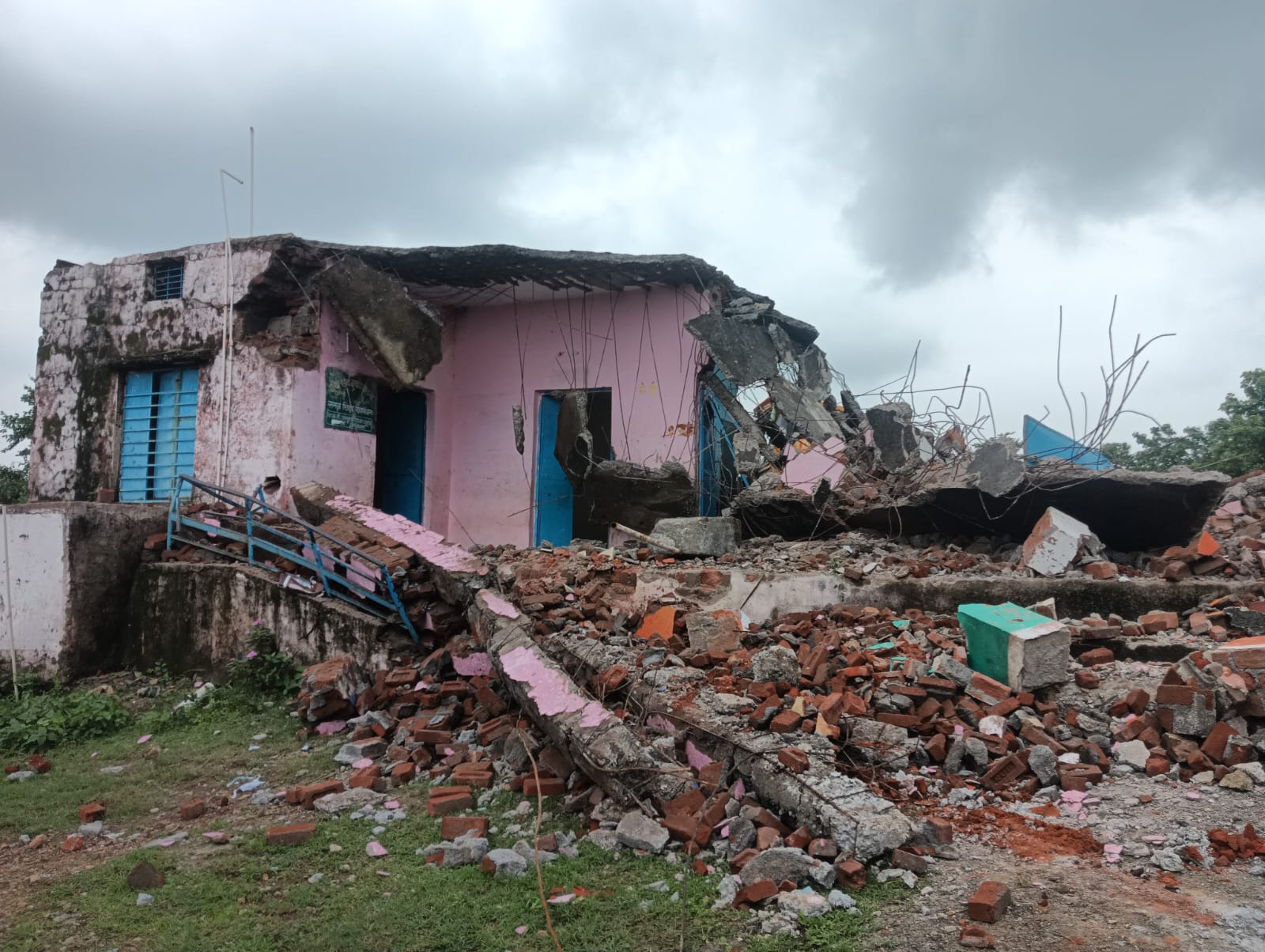 विद्यालय का गिरा हुआ भवन विद्यालय का गिरा हुआ भवन