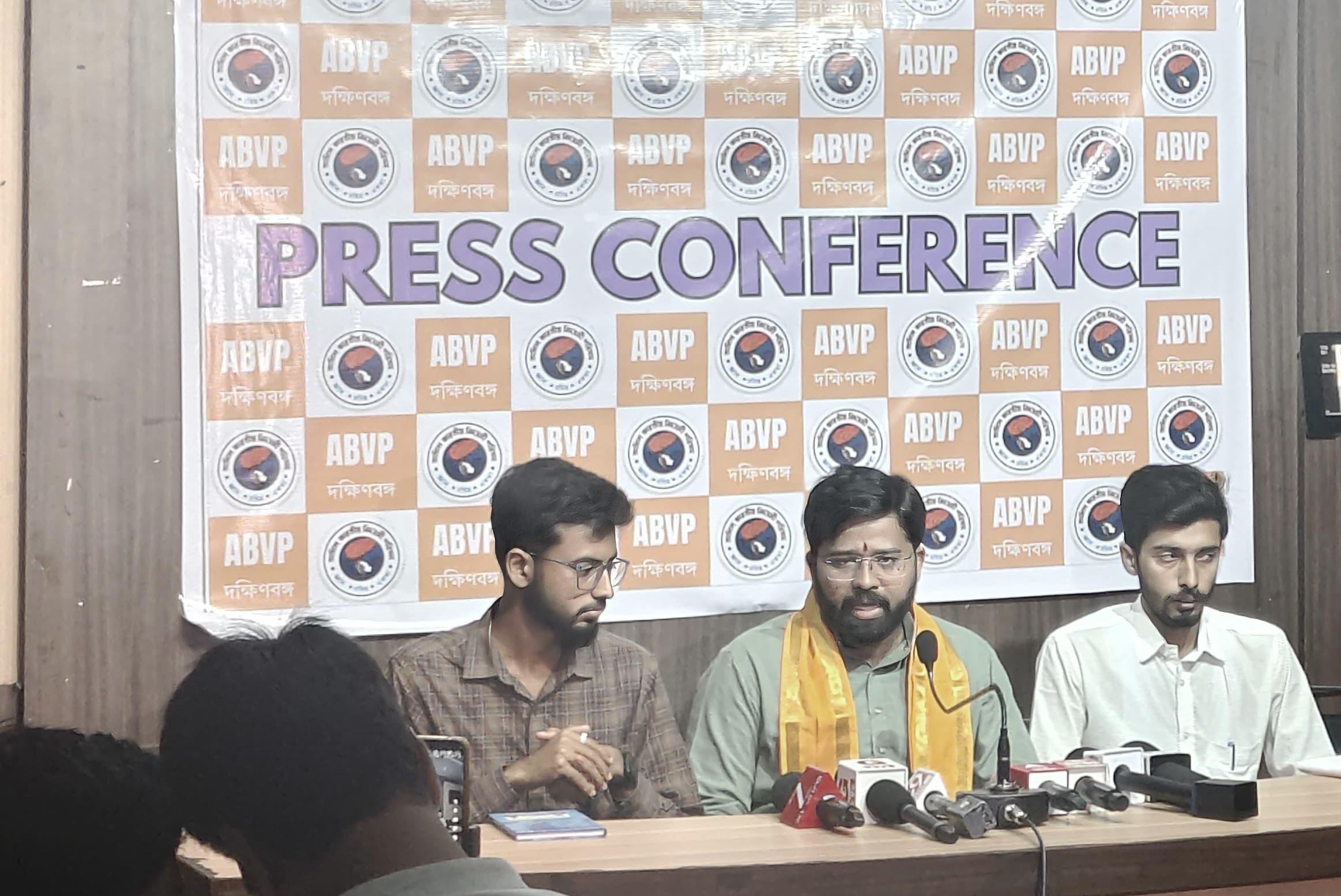 एबीवीपी ने छात्र संघ चुनाव कराने की मांग की एबीवीपी ने छात्र संघ चुनाव कराने की मांग की