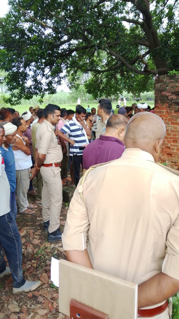 रेस्क्यू ऑपरेशन करती पुलिस व दमकल टीम रेस्क्यू ऑपरेशन करती पुलिस व दमकल टीम