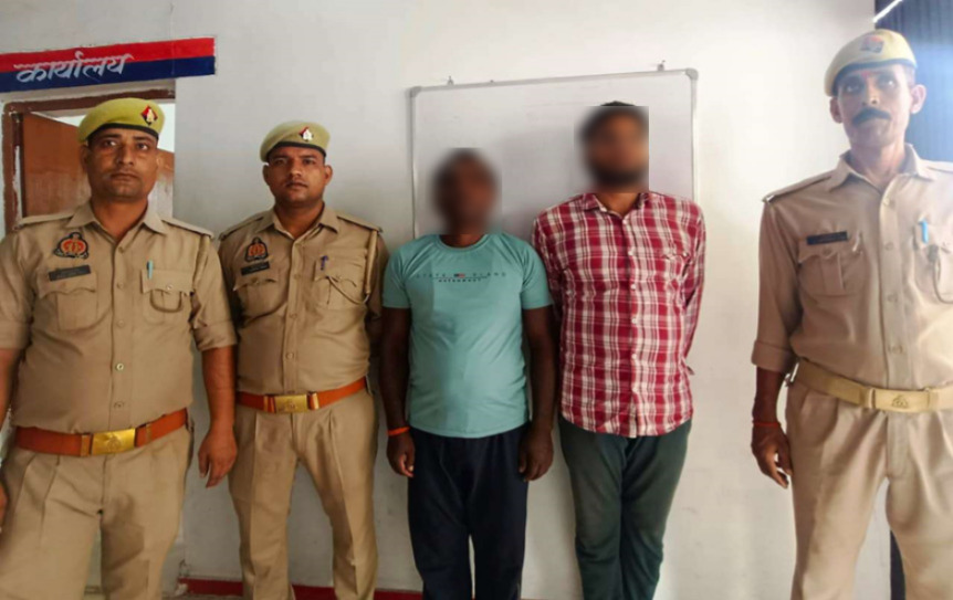 उप्र के प्रयागराज जिले करछना थाना क्षेत्र में आत्महत्या प्रकरण में गिरफ्तार दो युवकों का छाया चित्र