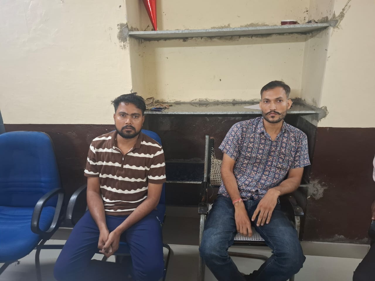 उपखण्ड अधिकारी का कनिष्ठ लिपिक और संविदा कर्मी पैंतीस हजार रुपये की रिश्वत लेते गिरफ्तार उपखण्ड अधिकारी का कनिष्ठ लिपिक और संविदा कर्मी पैंतीस हजार रुपये की रिश्वत लेते गिरफ्तार