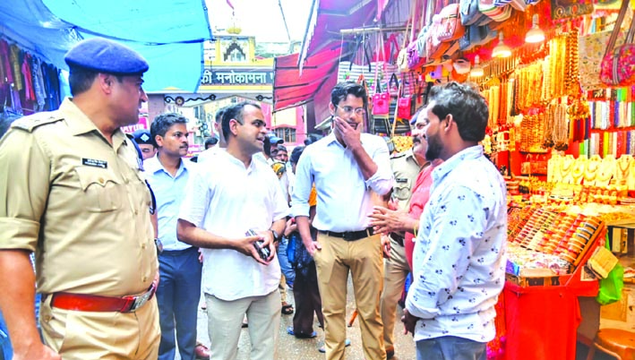 अतिक्रमण हटाने के निर्देश देते डीएम व एसएसपी