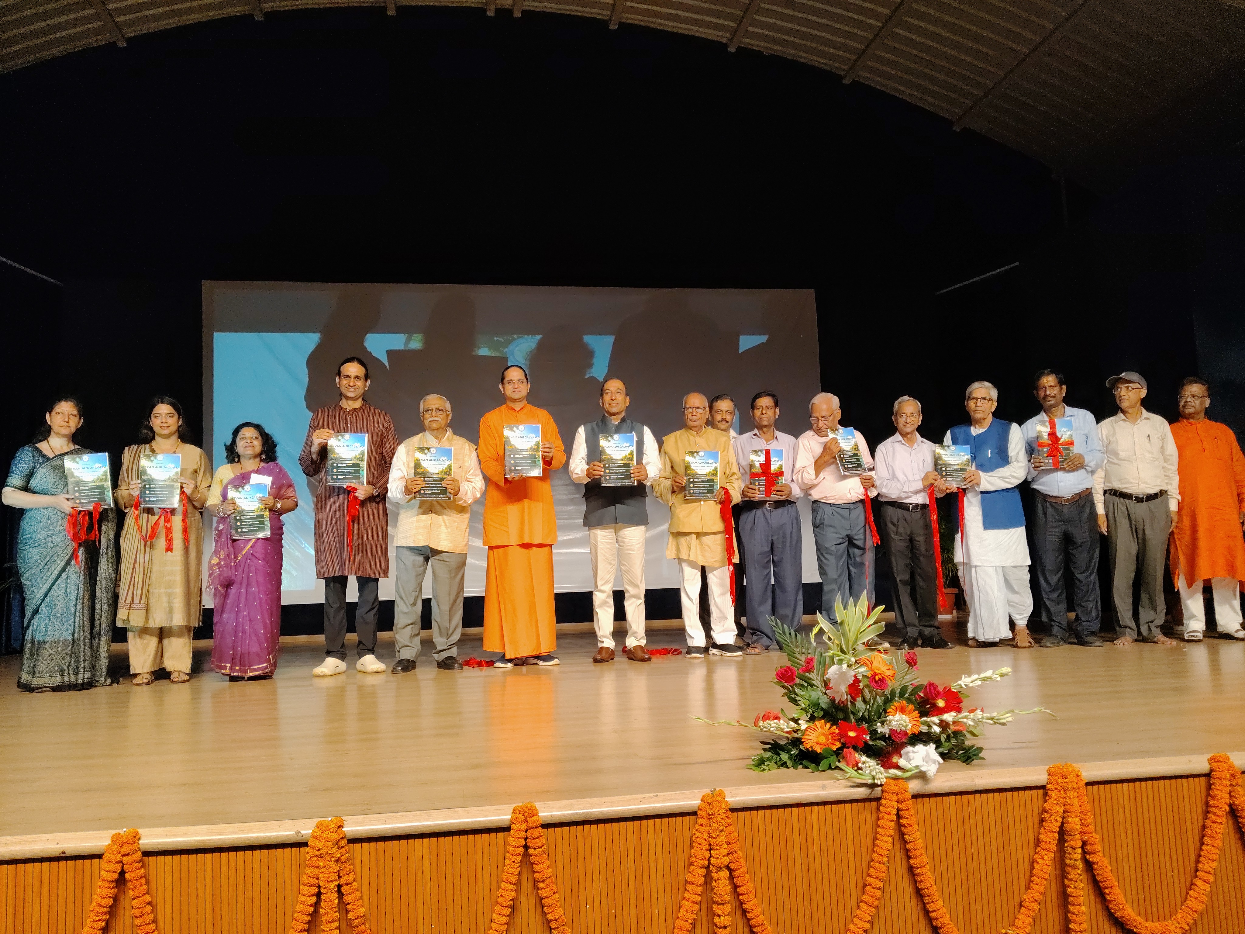 कार्यक्रम में पुस्तक का लोकार्पण करते अतिथिगण कार्यक्रम में पुस्तक का लोकार्पण करते अतिथिगण