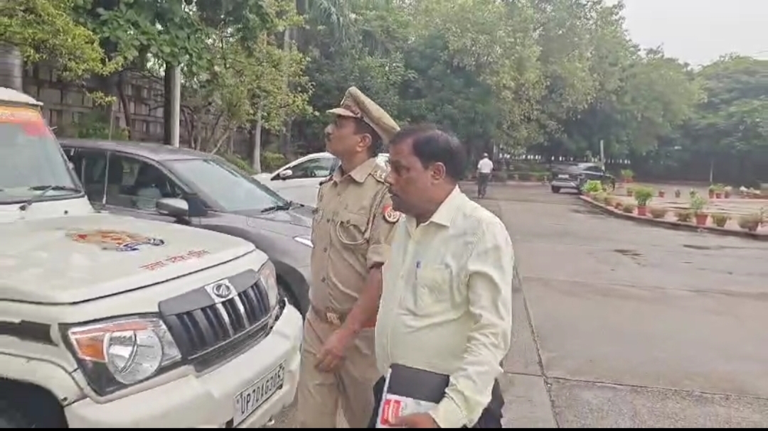 निजी सचिव को ले जाते इंस्पेक्टर