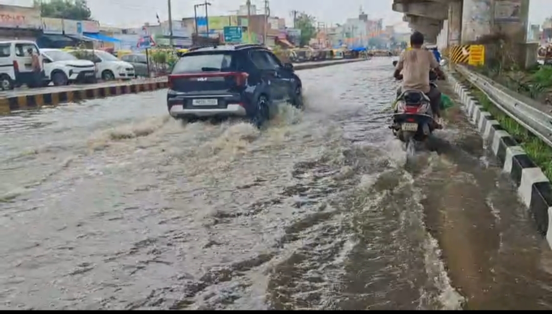 पलवल की सड़कों पर भरा हुआ बारिश का पानी पलवल की सड़कों पर भरा हुआ बारिश का पानी