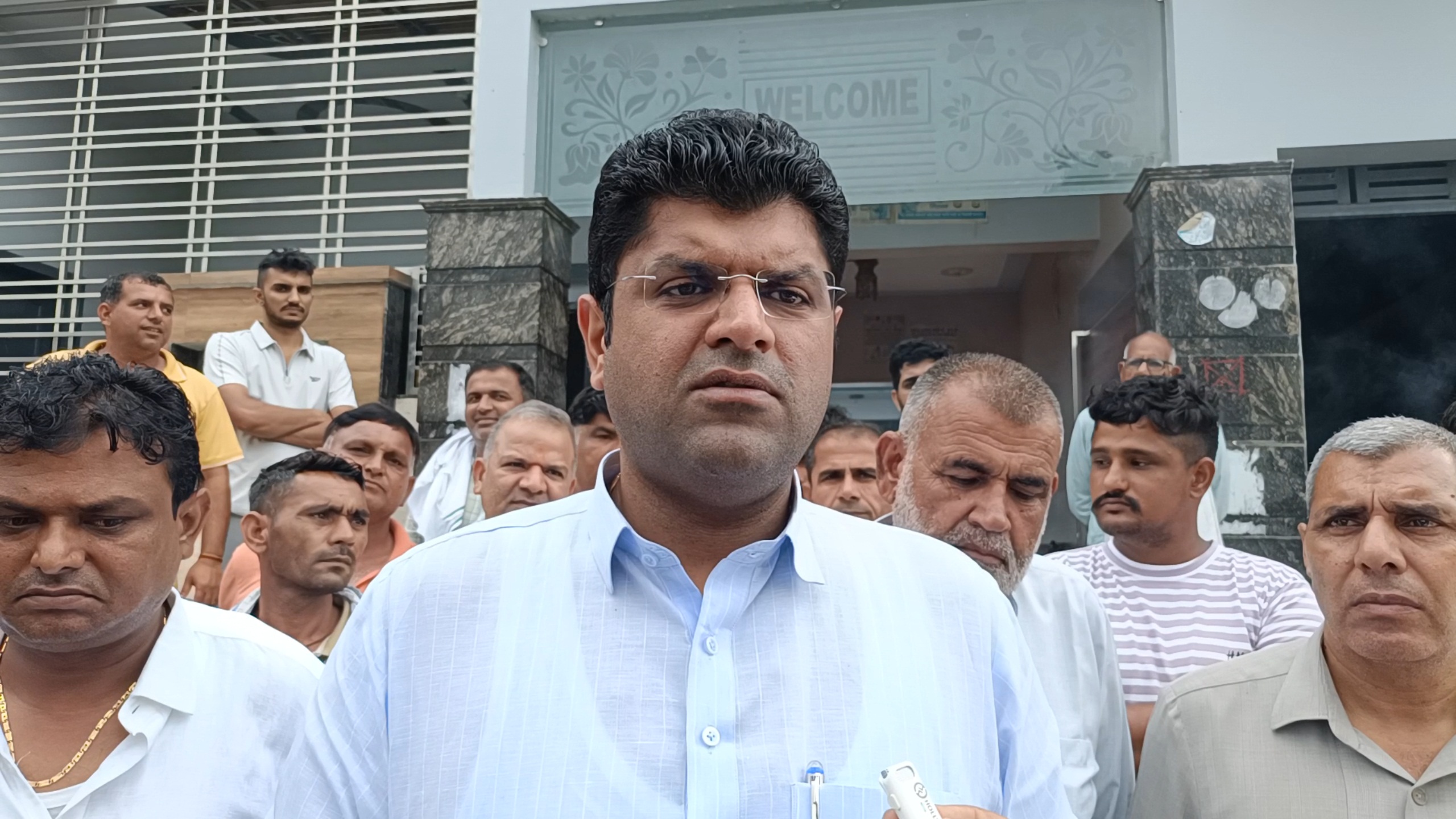 पत्रकारों से बातचीत करते हुए पूर्व डिप्टी सीएम दुष्यंत चौटाला। पत्रकारों से बातचीत करते हुए पूर्व डिप्टी सीएम दुष्यंत चौटाला।