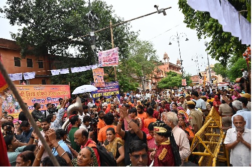 कल्याण जी पदयात्रा: रिमझिम फुहारों के बीच शाही लवाजमे के साथ रवाना हुई लक्खी पदयात्रा कल्याण जी पदयात्रा: रिमझिम फुहारों के बीच शाही लवाजमे के साथ रवाना हुई लक्खी पदयात्रा