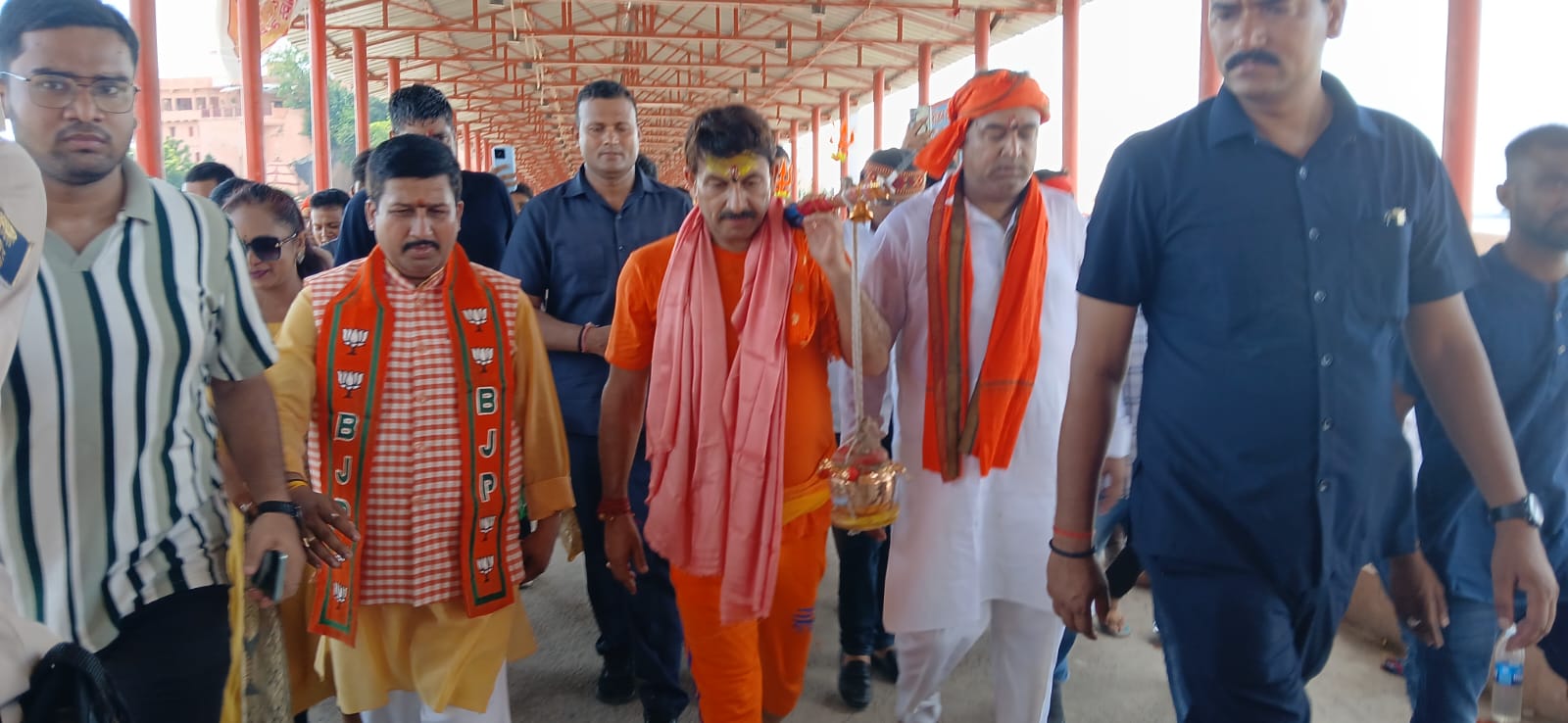 बाबाधाम जाते सांसद मनोज तिवारी