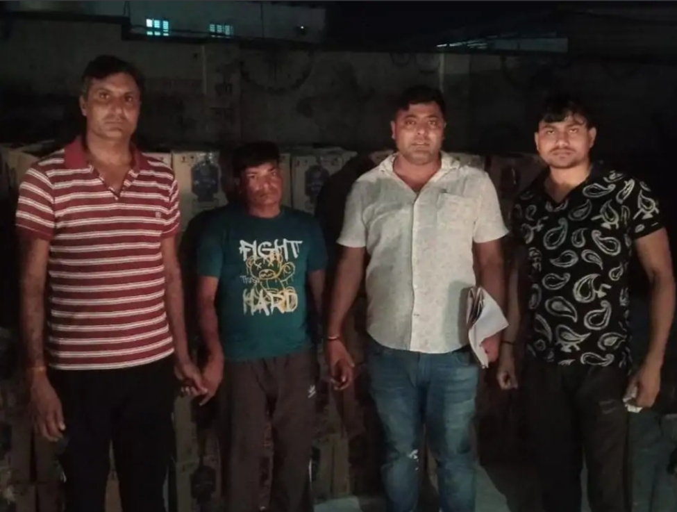 पुलिस की गिरफ्त में पुलिस की गिरफ्त में