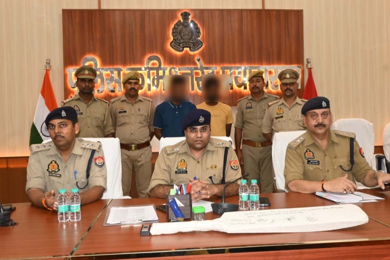 प्रयागराज में हुई वृद्ध की हत्या मामले में गिरफ्तार आरोपितों के संबंध में जानकारी देते हुए पुलिस उपायुक्त गंगानगर कुलदीप सिंह गुनावत एवं अन्य का छाया चित्र